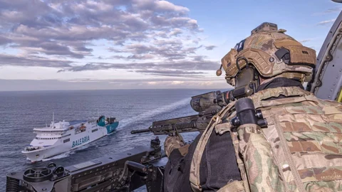 La Fuerza de Guerra Naval Especial (FGNE), con acuartelamiento en la estación de La Algameca (Cartagena), ha realizado un ejercicio de asalto y rescate de rehenes con la colaboración de un buque de la naviera Balèaria
