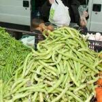 Puesto de verduras del Mercadillo de Urbanización Mediterráneo.
