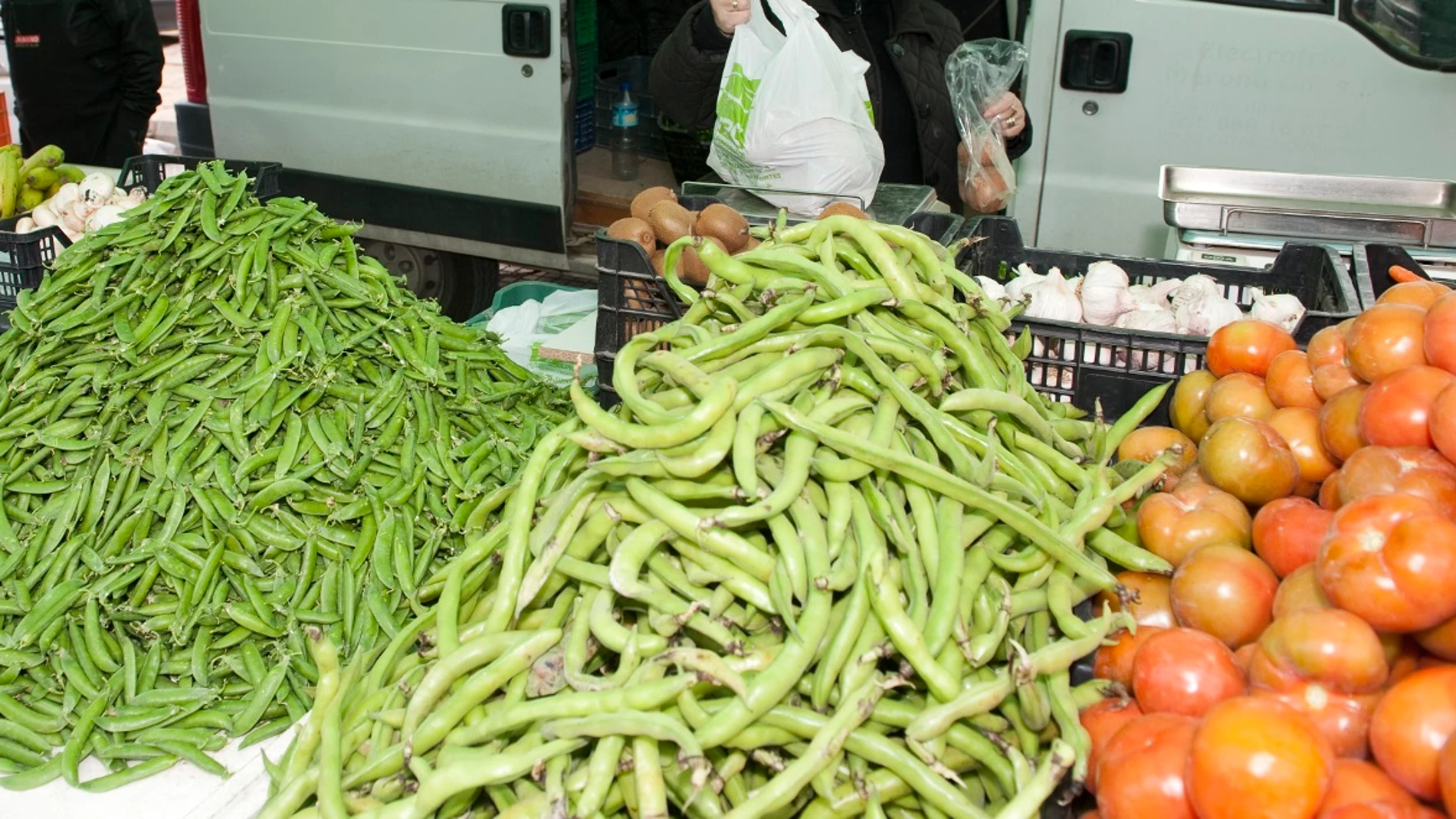 Puesto de verduras del Mercadillo de Urbanización Mediterráneo.