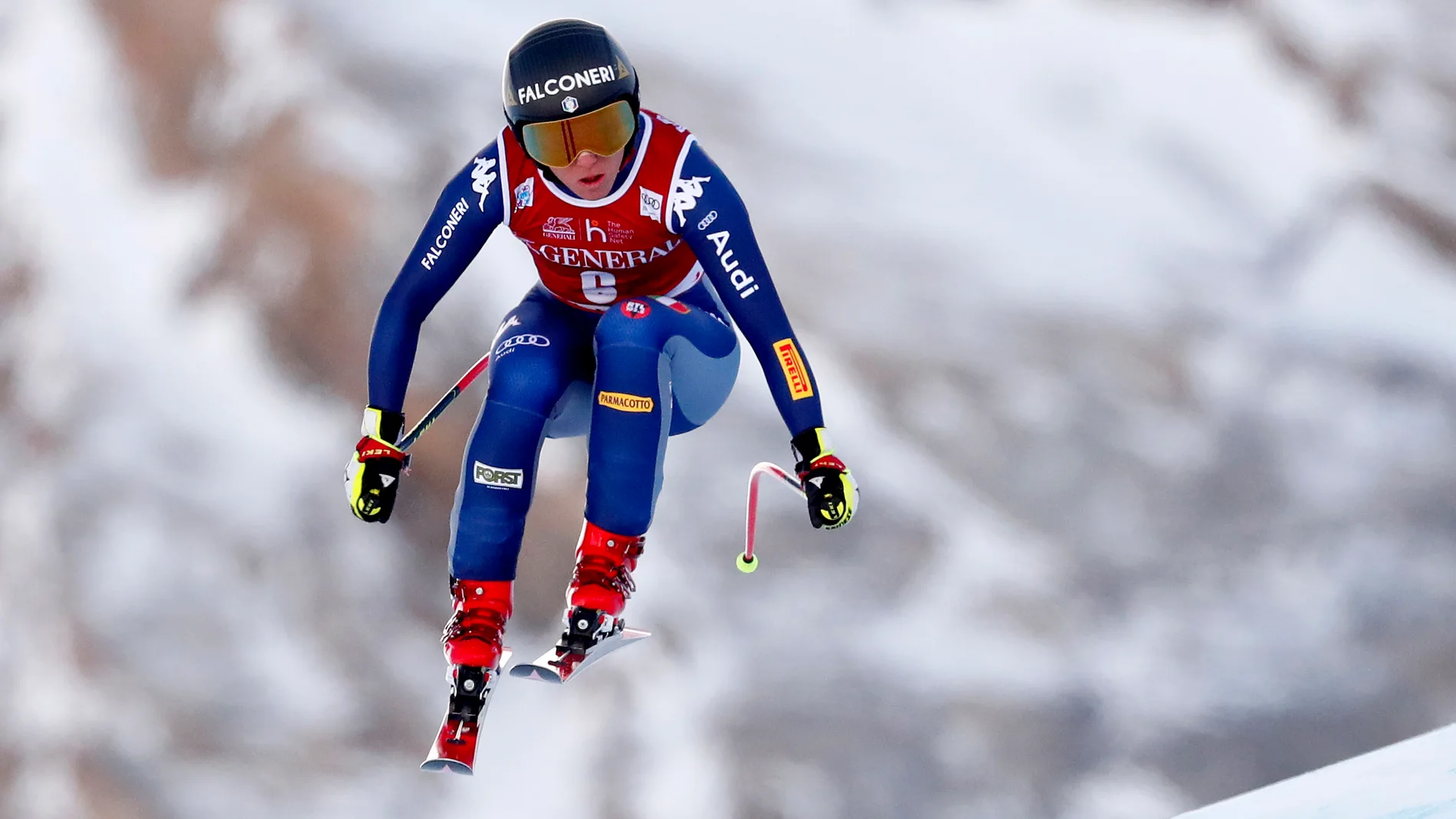 La italiana Sofía Goggia en acción durante la carrera de descenso de mujeres en la Copa del Mundo de Esquí Alpino de la FIS en Val d'Isere, Francia, 18 de diciembre de 2020. EFE/EPA/Guillaume Horcajuelo