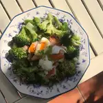 En la imagen, brócoli con pavo en tacos y huevo poché.