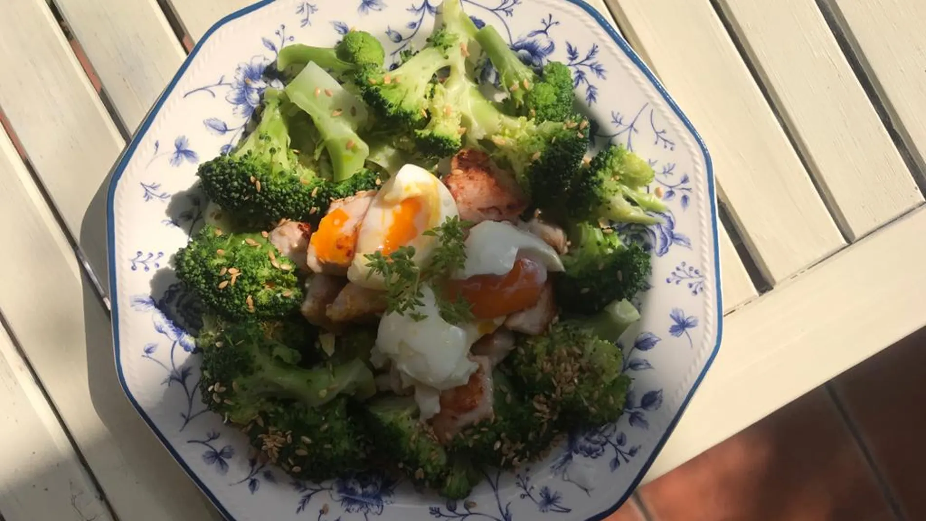 En la imagen, brócoli con pavo en tacos y huevo poché.