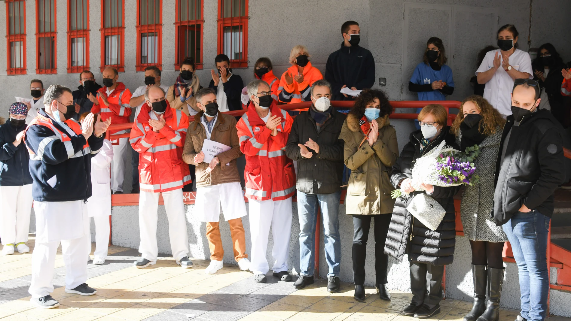 Homenaje de los médicos del centro de salud "Los Comuneros", en Burgos al facultativo fallecido por COVID-19