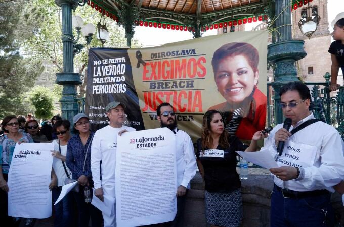 Compañeros de la periodista Miroslava Breach durante un acto celebrado en 2017 para exigir justicia por su asesinato. (Foto de ARCHIVO)02/04/2017