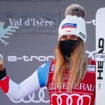La ganadora Corinne Suter de Suiza celebra en el podio de la carrera de descenso de mujeres en la Copa Mundial de Esquí Alpino de la FIS en Val d'Isere, Francia, el 18 de diciembre de 2020. EFE/EPA/GUILLAUME HORCAJUELO