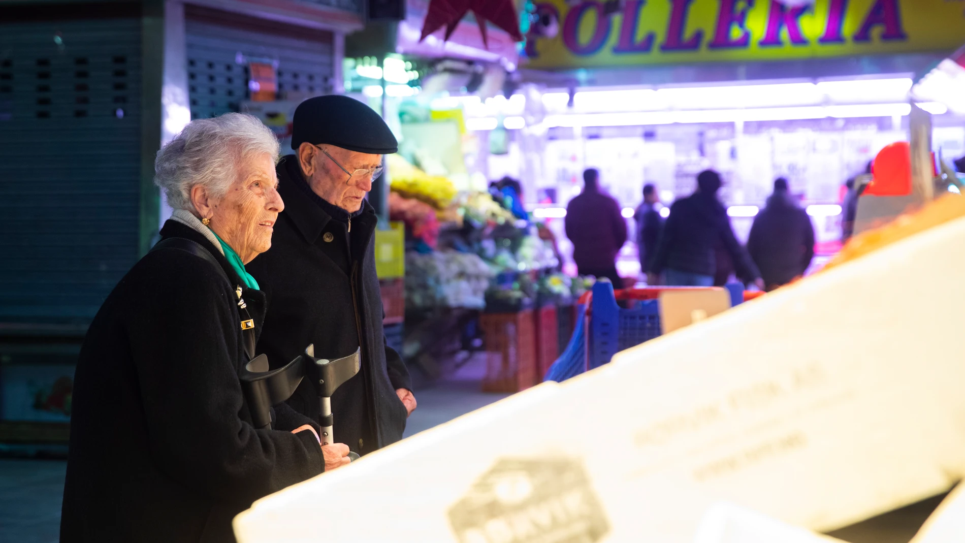 Una pareja de ancianos en un mercado de Madrid