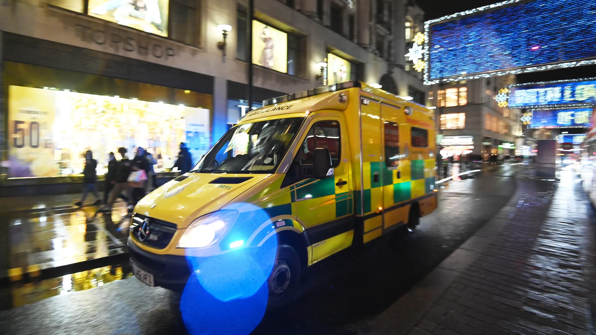 Una ambulancia pasa ayer por Oxford Street despues de que Boris Johnson anunciase medidas más duras en Reino Unido.