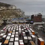 Camiones de mercancía en el puerto británico de Dover