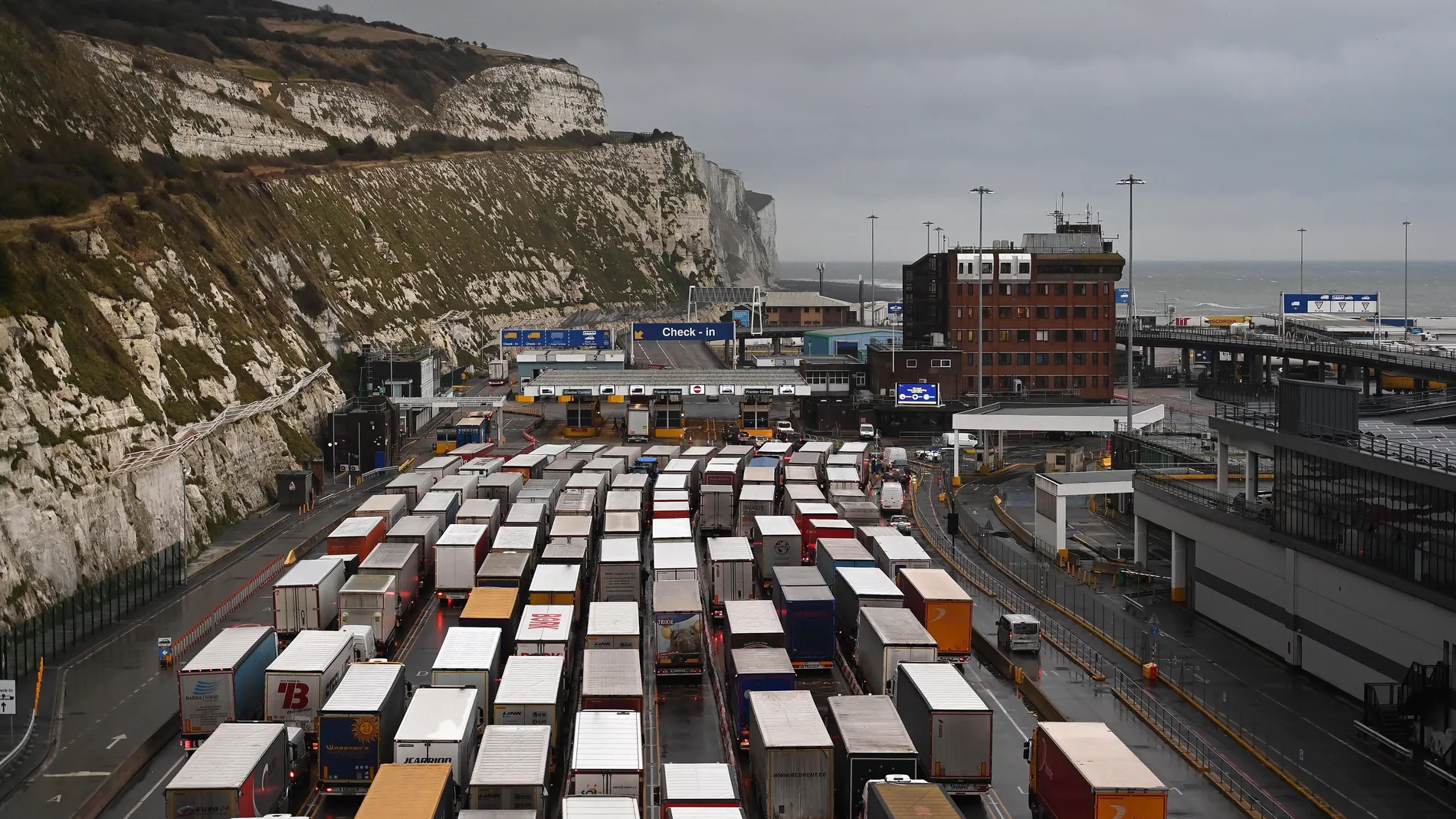 Camiones de mercancía en el puerto británico de Dover