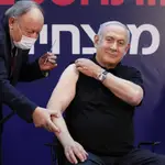 Netanyahu en el momento de vacunarse