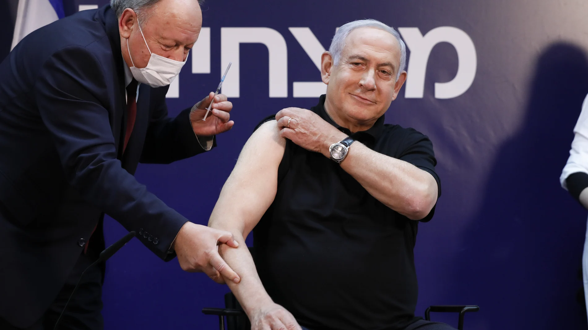 Netanyahu en el momento de vacunarse