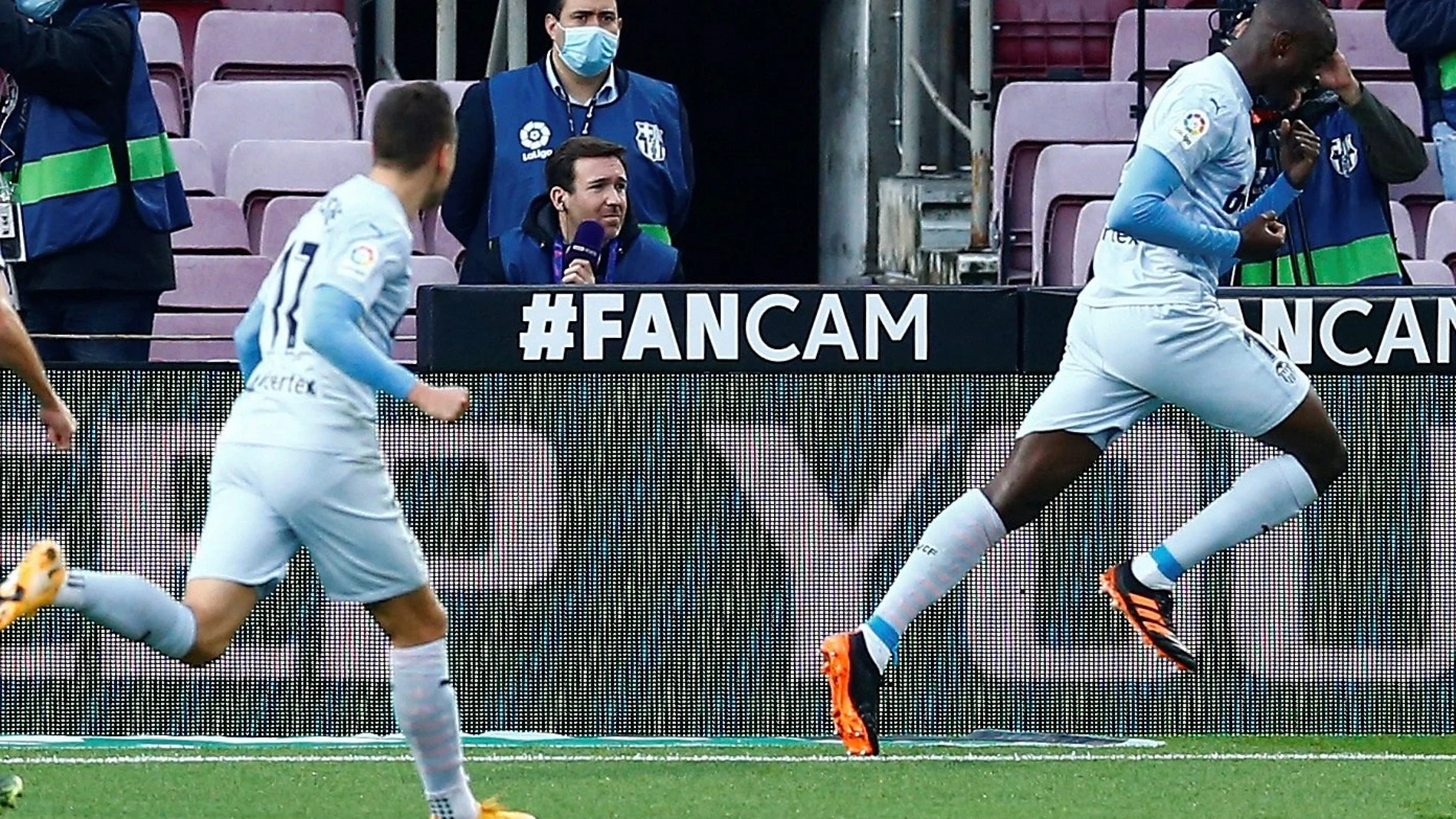 Diakhaby celebra su gol en el Barcelona - Valencia