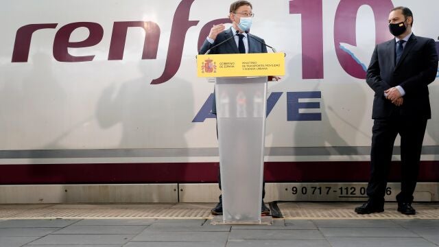 El presidente de la Generalitat, Ximo Puig (i) y el ministro de Transporte, Jose Luis Ábalos intervienen en el acto conmemorativo del décimo aniversario de la Alta Velocidad en València