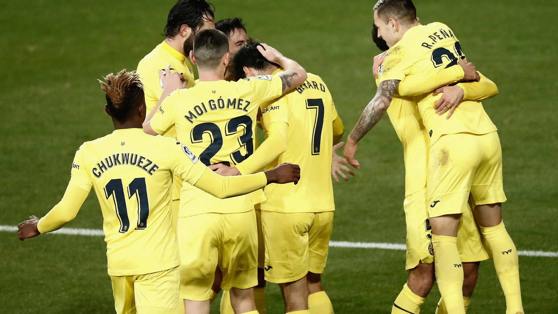 Los jugadores del Villarreal celebran el tercer gol ante Osasuna