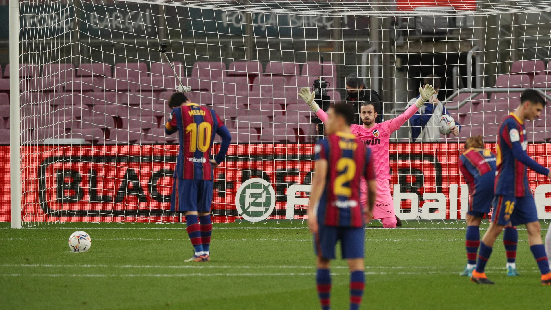 Messi, antes de lanzar el penalti, que Doménech, portero del Valencia, esperó de rodillas