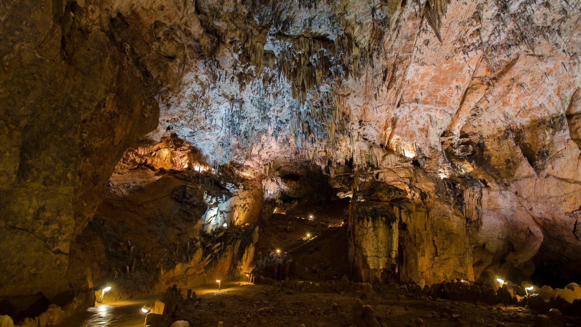 Cueva de Valporquero en León