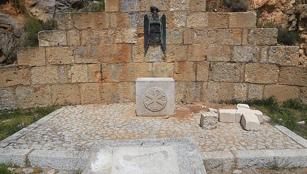 Monumento, frecuentemente profanado, donde fue martirizado el Obispo Polanco