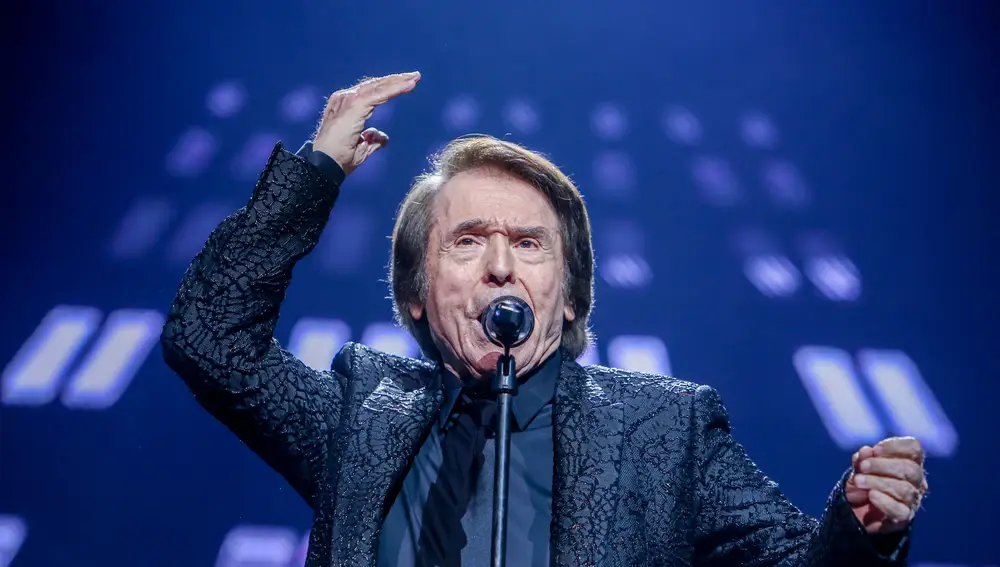 El cantante Raphael durante su concierto en el Wizink Center en Madrid (España), a 19 de diciembre de 2020.
