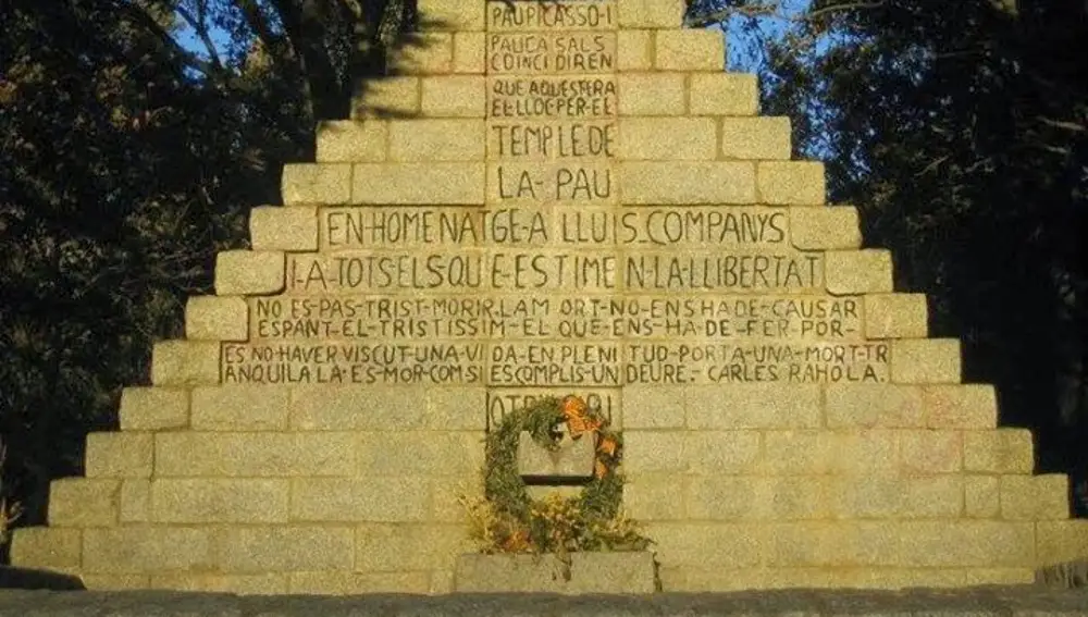 Monumento para recordar el paso del presidente en enero del año 1939 hacia el exilio, en el puerto de la Manrella