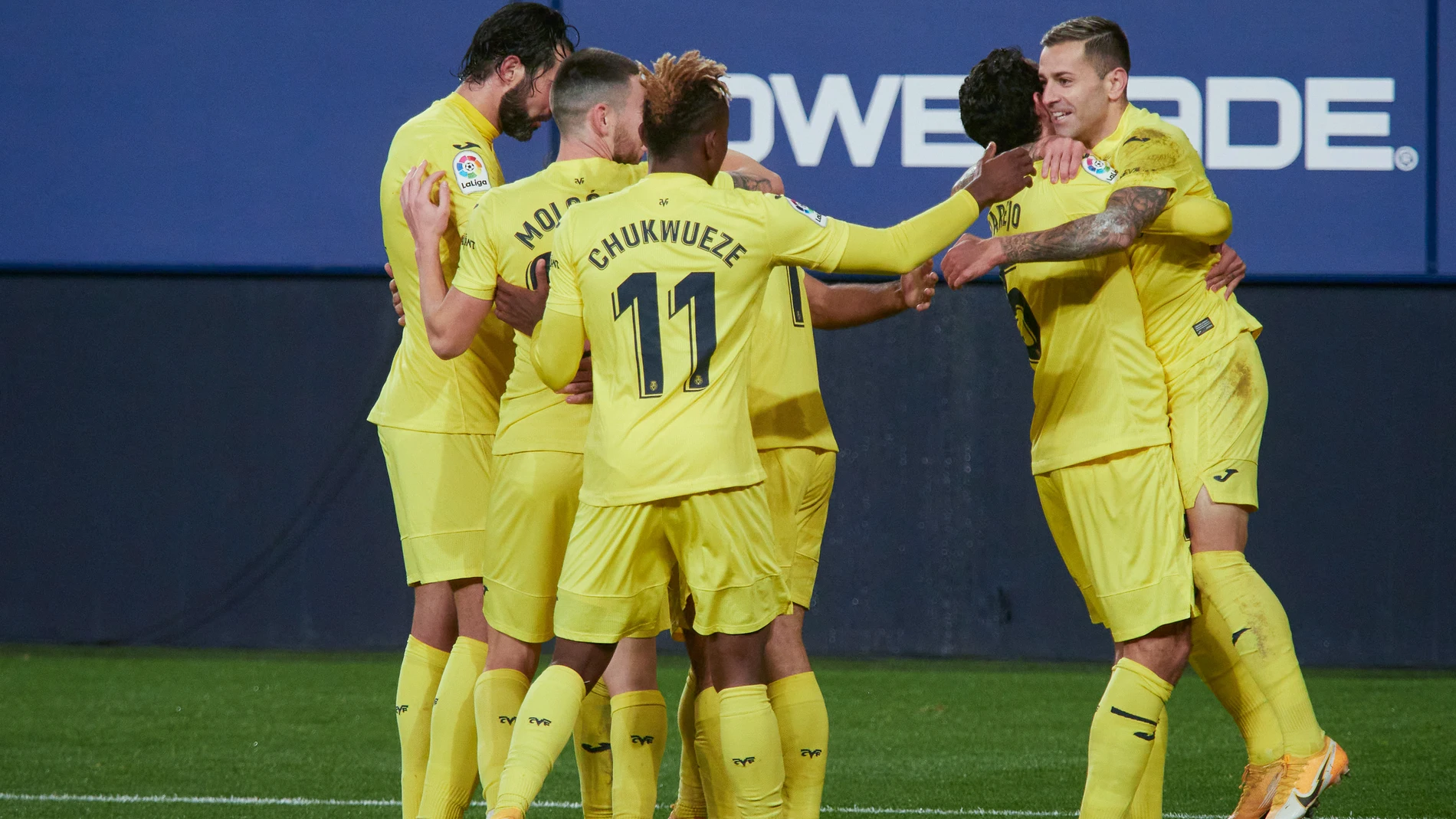 Los jugadores del Villarreal celebran un gol.