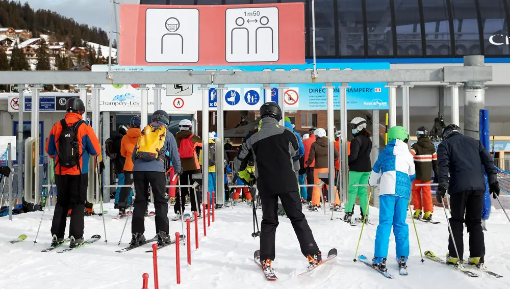 Esquiadores hacen fila en Les Portes du Soleil, en Les Crosets, Suiza este fin de semana