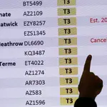 Una pantalla muestra un vuelo cancelado a Londres en un aeropuerto italiano, ante el incremento de los casos de coronavirus en Reino Unido