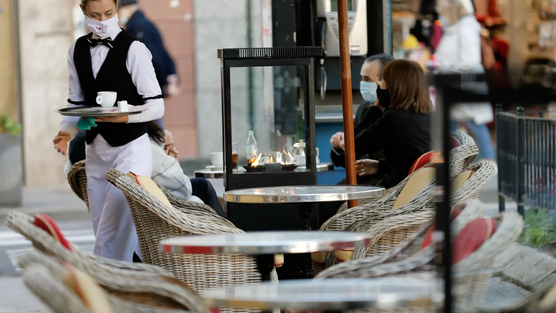 Una camarera , en una terraza de Valencia, en una imagen de archivo.