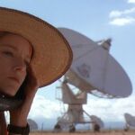 Ellie Arroway (Jodie Foster) escuchando la información recogida por los radiotelescopios en la película "Contact".