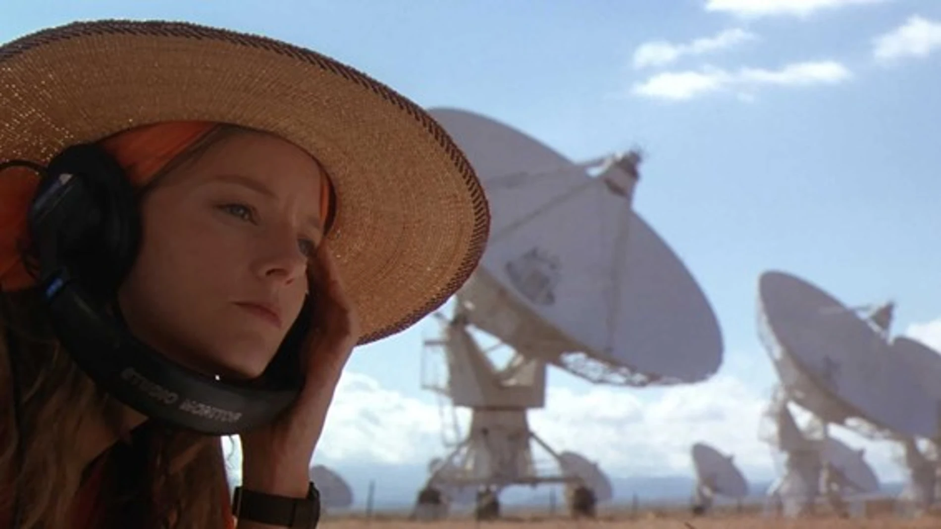 Ellie Arroway (Jodie Foster) escuchando la información recogida por los radiotelescopios en la película "Contact".