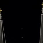 Saturno, arriba y Júpiter, abajo, enmarcados entre los campanarios gemelos de la Iglesia Católica St. Joseph el sábado 19 de diciembre de 2020 en Topeka, Kansas
