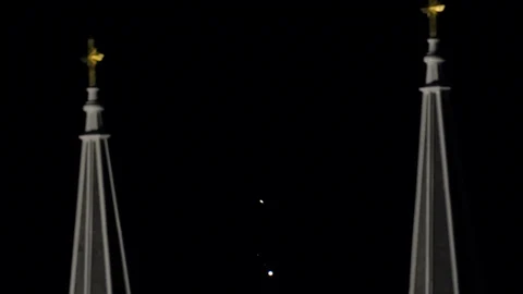 Saturno, arriba y Júpiter, abajo, enmarcados entre los campanarios gemelos de la Iglesia Católica St. Joseph el sábado 19 de diciembre de 2020 en Topeka, Kansas