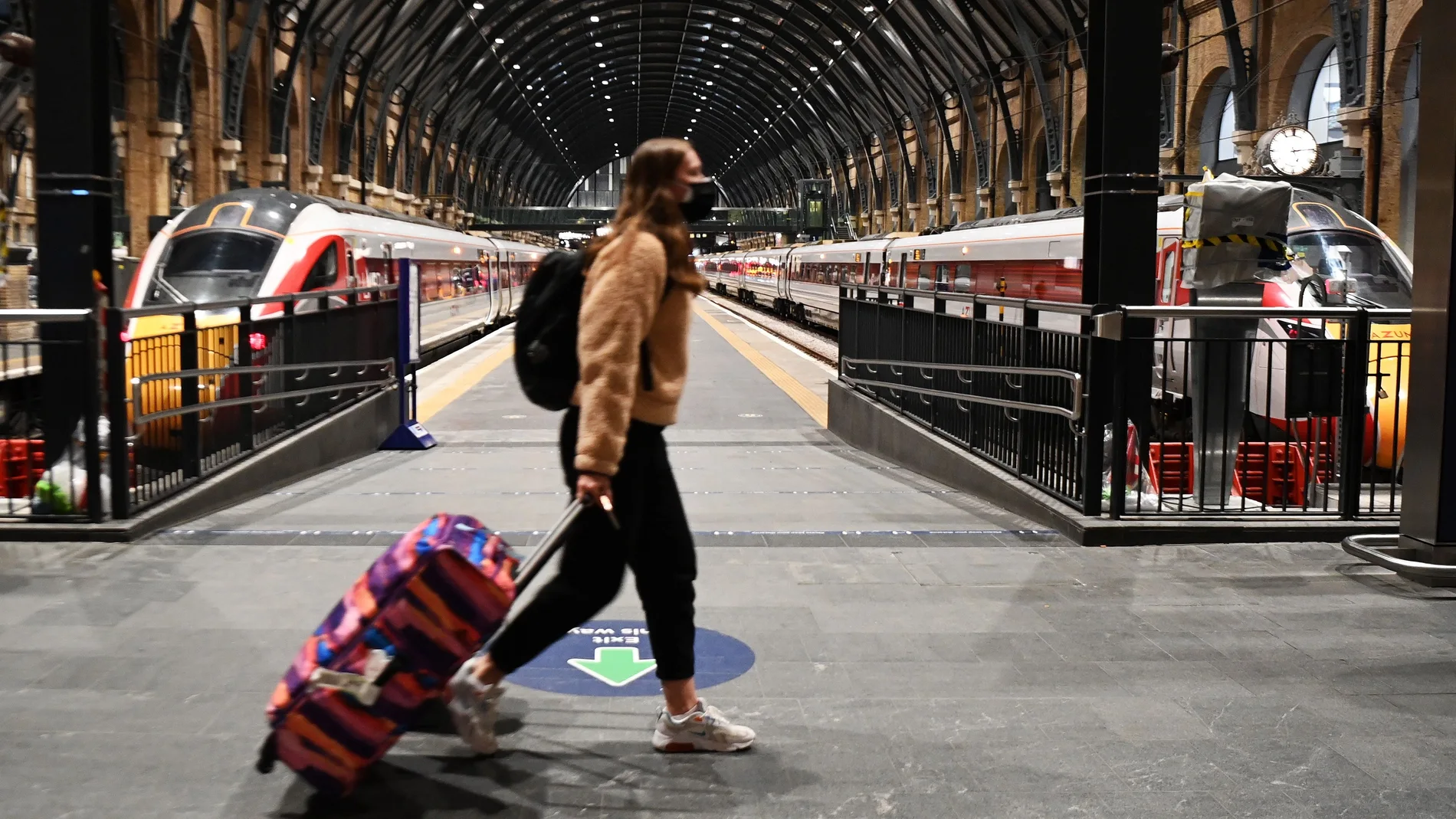 Un viajero en la estación de tren de Kings Cross en Londres