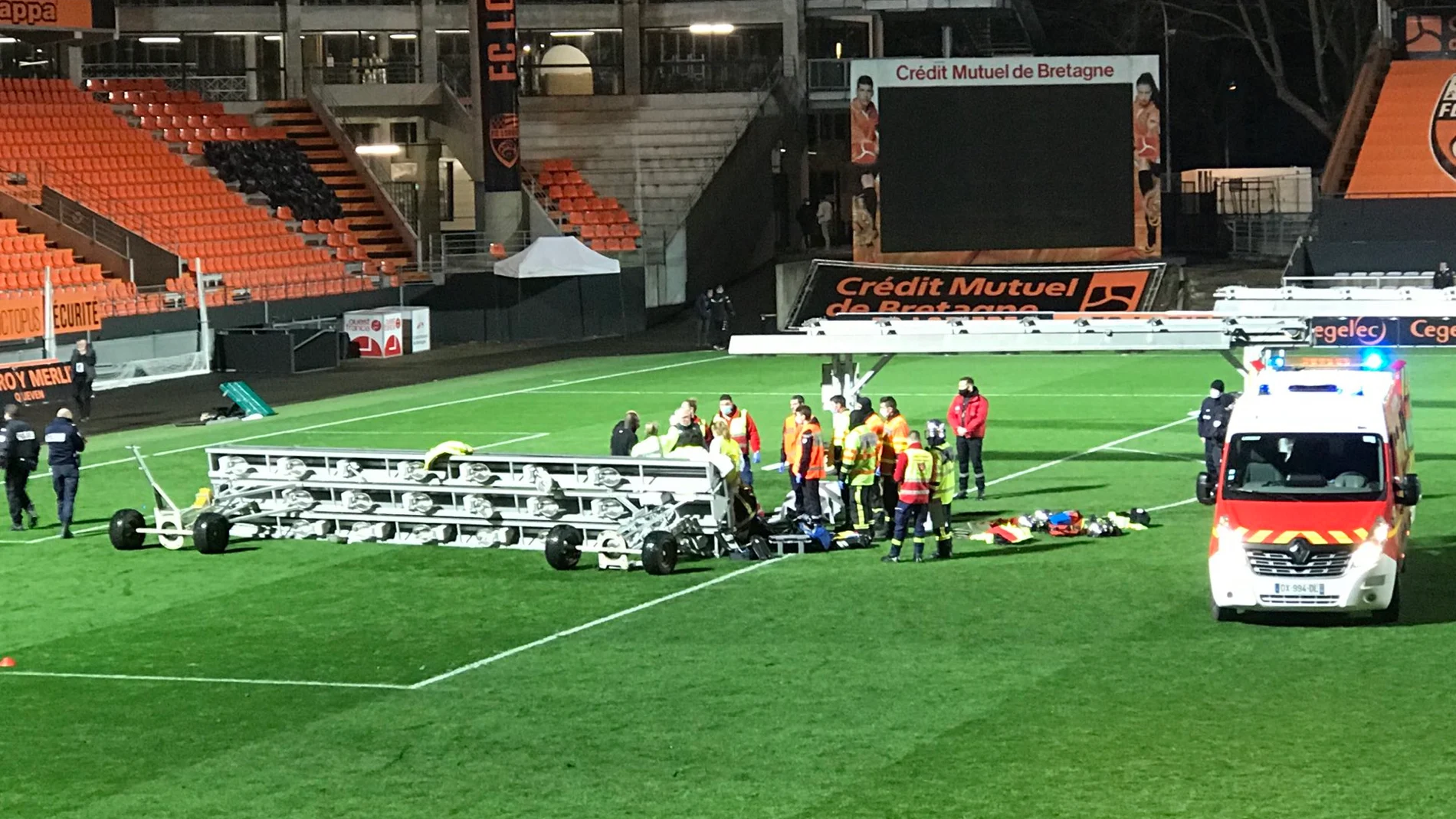 Los servicios médicos atienden sobre el césped al jardinero del Lorient.