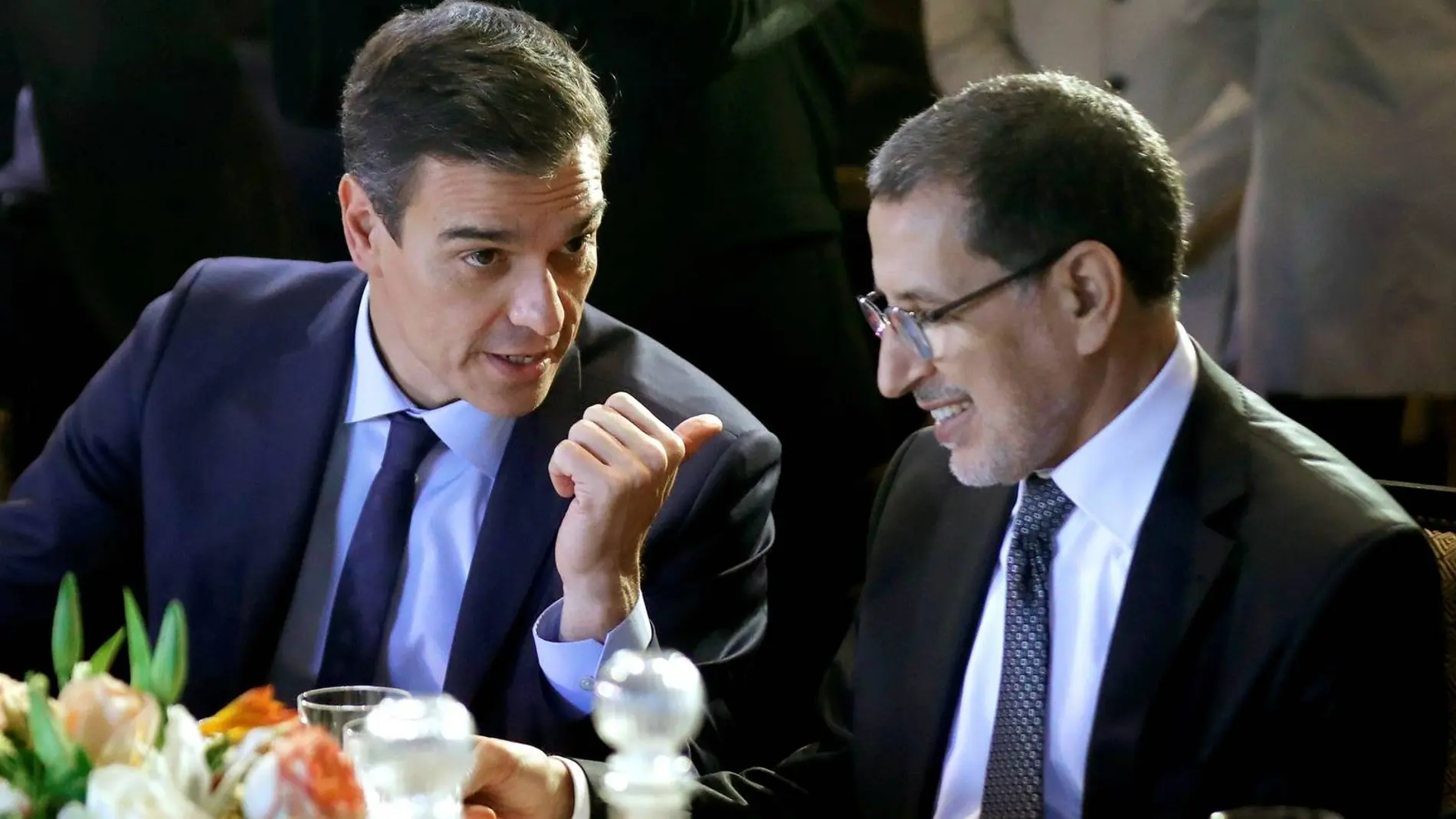 El presidente del Gobierno español, Pedro Sánchez (i), y el ya expresidente del Gobierno de Marruecos, Saadeddine Othmani (d), durante la reunión bilateral que mantuvieron en el marco de la Cumbre mundial de migraciones para firmar el "Pacto Global"