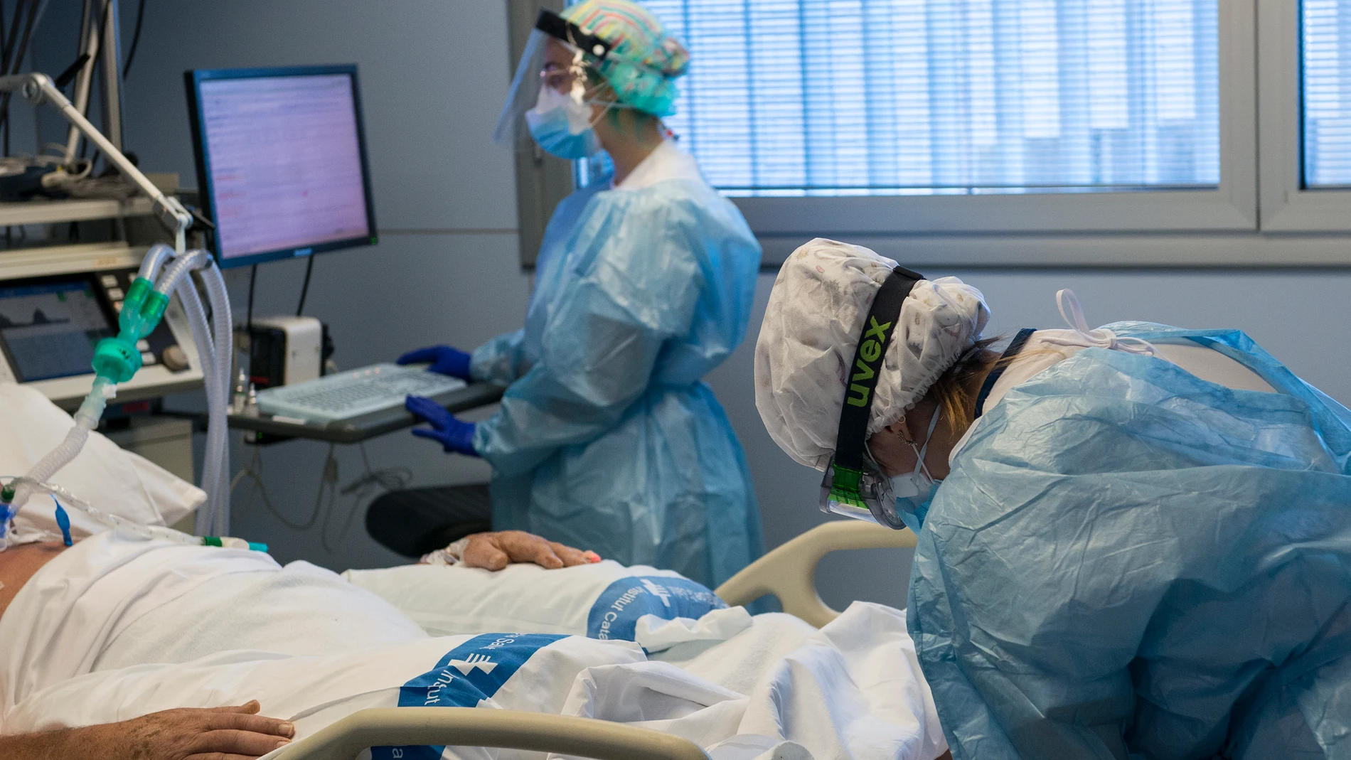 Personal sanitario atendiendo a un paciente ingresado en la Unidad de Cuidados Intensivos (UCI) para enfermos de coronavirus del Hospital Universitario Dr. Josep Trueta de Girona, Cataluña