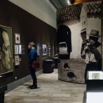 Un hombre visita la exposición "Delibes", que desde este lunes se puede contemplar en la sala de exposiciones de La Pasión en Valladolid