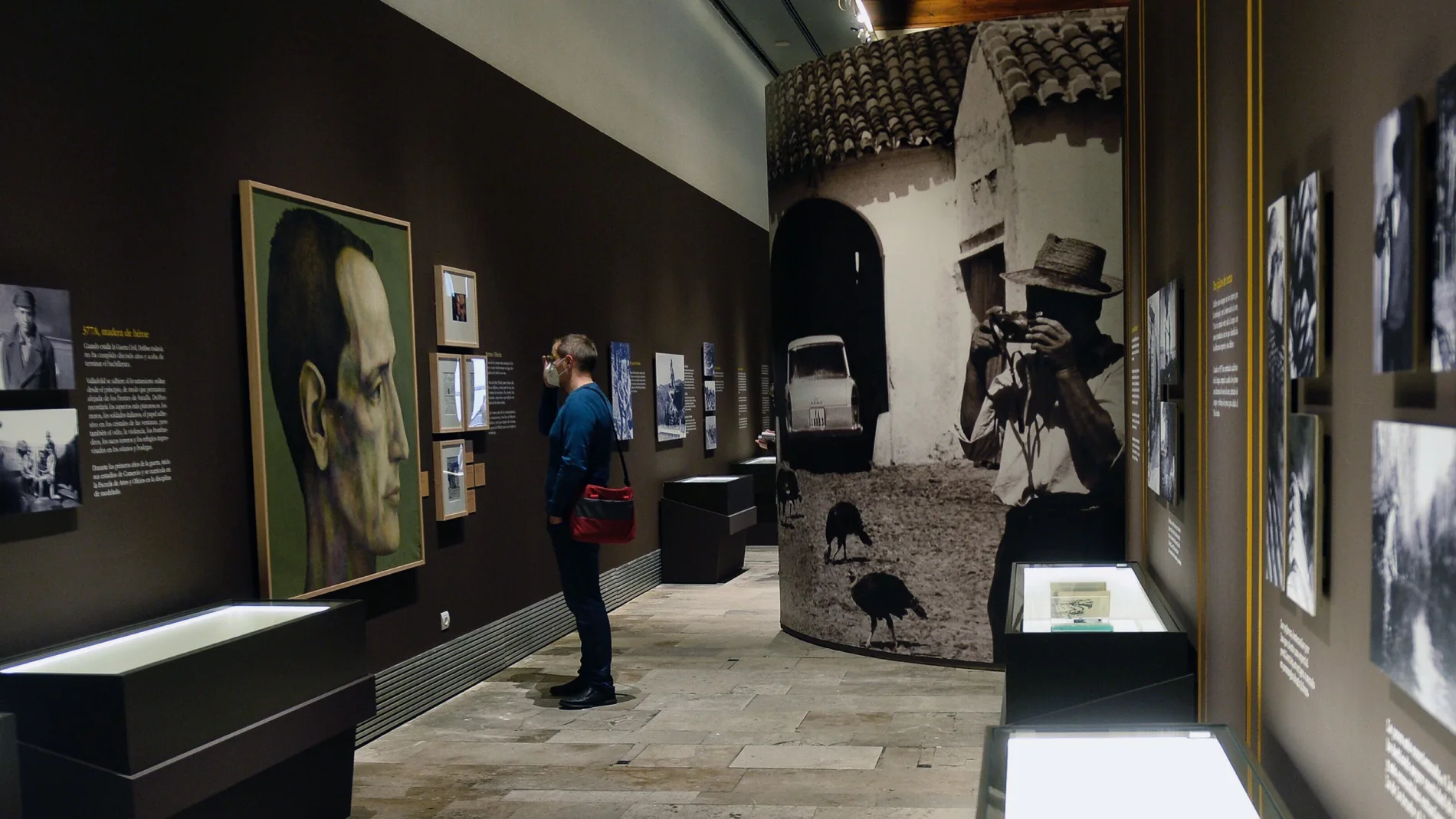 Un hombre visita la exposición "Delibes", que desde este lunes se puede contemplar en la sala de exposiciones de La Pasión en Valladolid