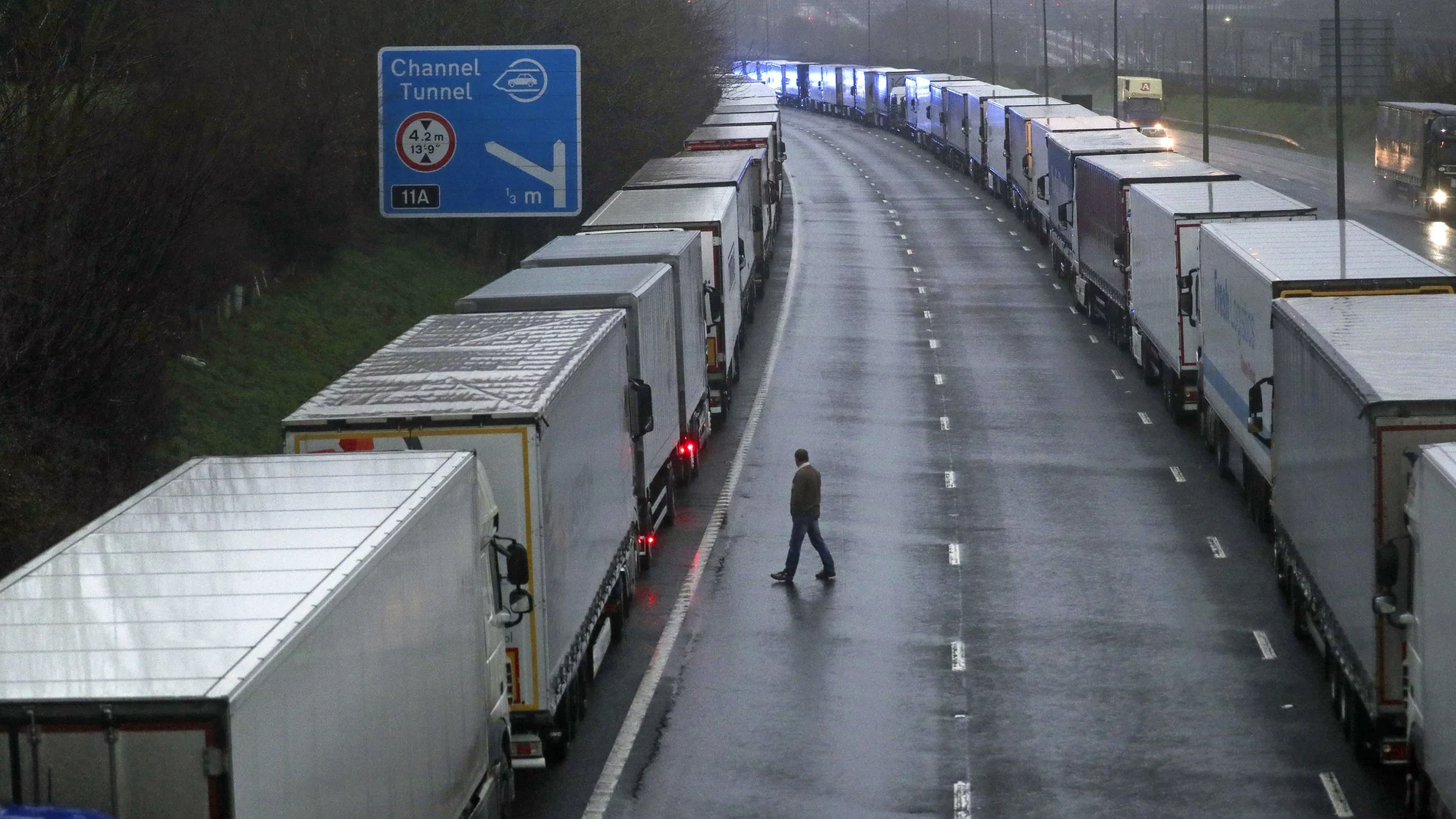 Miles de camioneros españoles, atrapados en Gran Bretaña