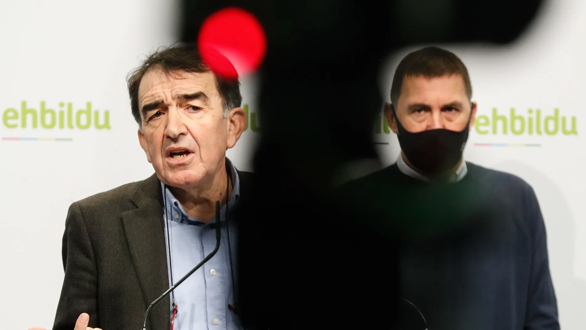 GRAFCAV1717. SAN SEBASTIÁN (ESPAÑA), 21/12/2020.- El líder de EH Bildu, Arnaldo Otegi (d), comparece este lunes junto al abogado Iñigo Iruin (i), y los otros cuatro condenados por el caso Bateragune, para hacer una lectura jurídica de la sentencia del Tribunal Supremo en este asunto. EFE/Juan Herrero.