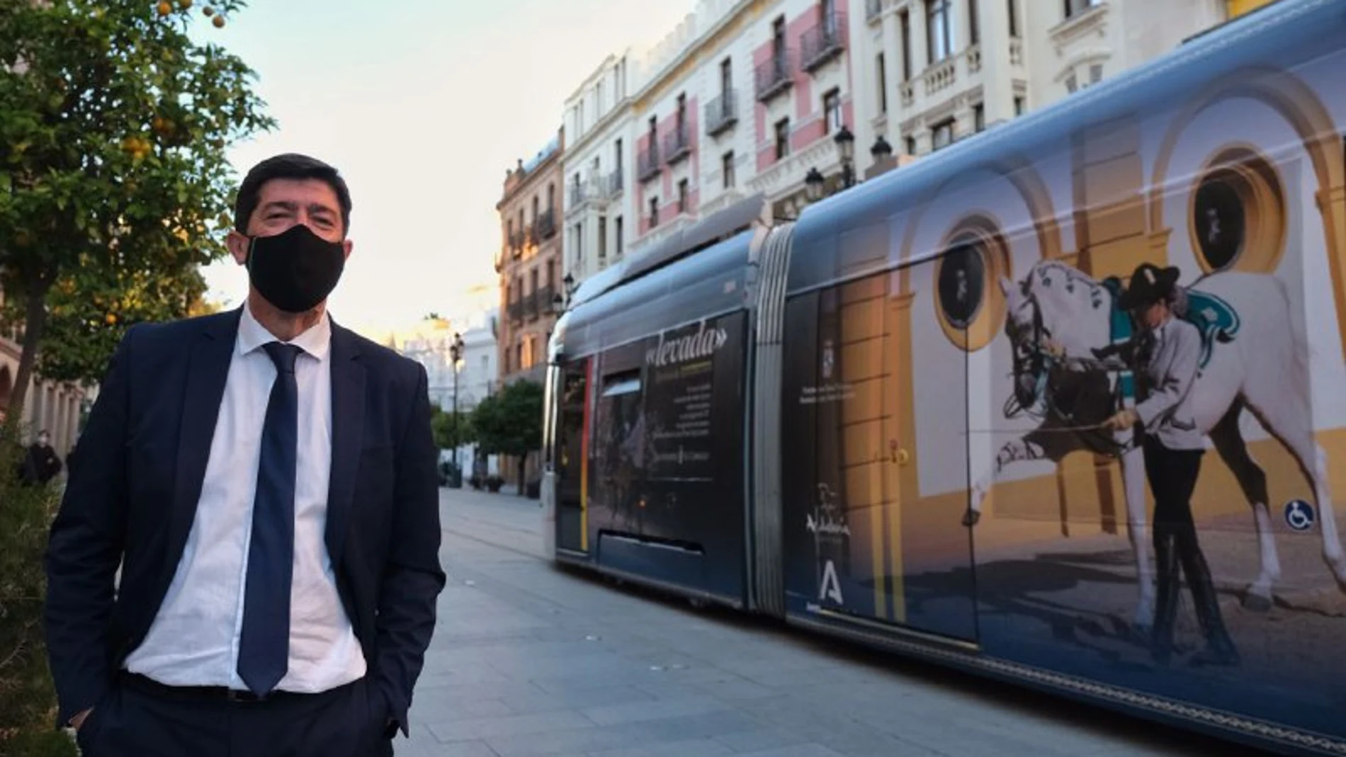 Juan Marín junto al tranvía de Sevilla con publicidad de Jerez