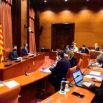 El president del Parlament de Catalunya, Roger Torrent, y el conseller de Acción Exterior, Relaciones Institucionales y Transparencia, Bernat Solé, durante una reunión de la Mesa de partidos sobre organización de las elecciones.