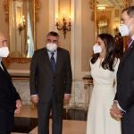 Los reyes Felipe VI y Letizia conversan con el poeta Joan Margarit en presencia del ministro de Cultura, José Manuel Rodríguez Uribes