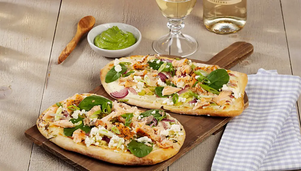 En la imagen, una pizza de pescado.
