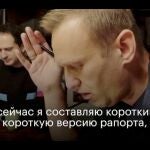 El político opositor ruso Alexei Navalni durante la llamada telefónica en la que engañó a un agente secreto para que revelara detalles del plan fallido para matarlo, en un lugar no revelado en Alemania, en una imagen fija obtenida del video
