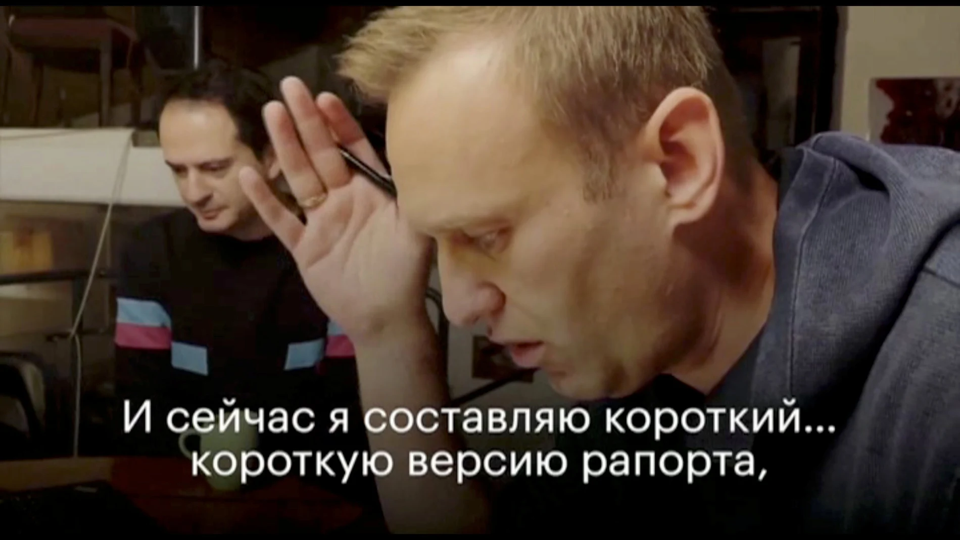 El político opositor ruso Alexei Navalni durante la llamada telefónica en la que engañó a un agente secreto para que revelara detalles del plan fallido para matarlo, en un lugar no revelado en Alemania, en una imagen fija obtenida del video