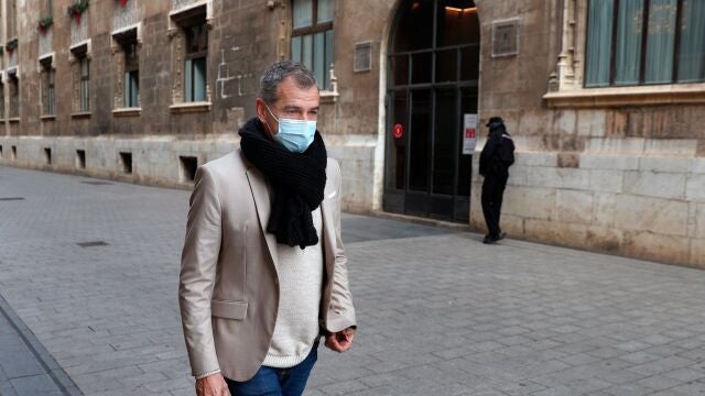 El síndic de Ciudadanos en Les Corts, Toni Cantó a su salida del Palau de la Generalitat tras mantener una reunión privada con el presidente Ximo Puig para abordar el posible apoyo de Ciudadanos a los Presupuestos autonómicos para 2021, el pasado lunes