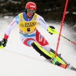 El suizo Ramon Zenhaeusern pasa una puerta durante la primera prueba de la carrera de eslalon masculino de la Copa del Mundo de Esquí Alpino de la FIS en Alta Badia (Italia), el 21 de diciembre de 2020. ( EFE/EPA/ANDREA SOLERO