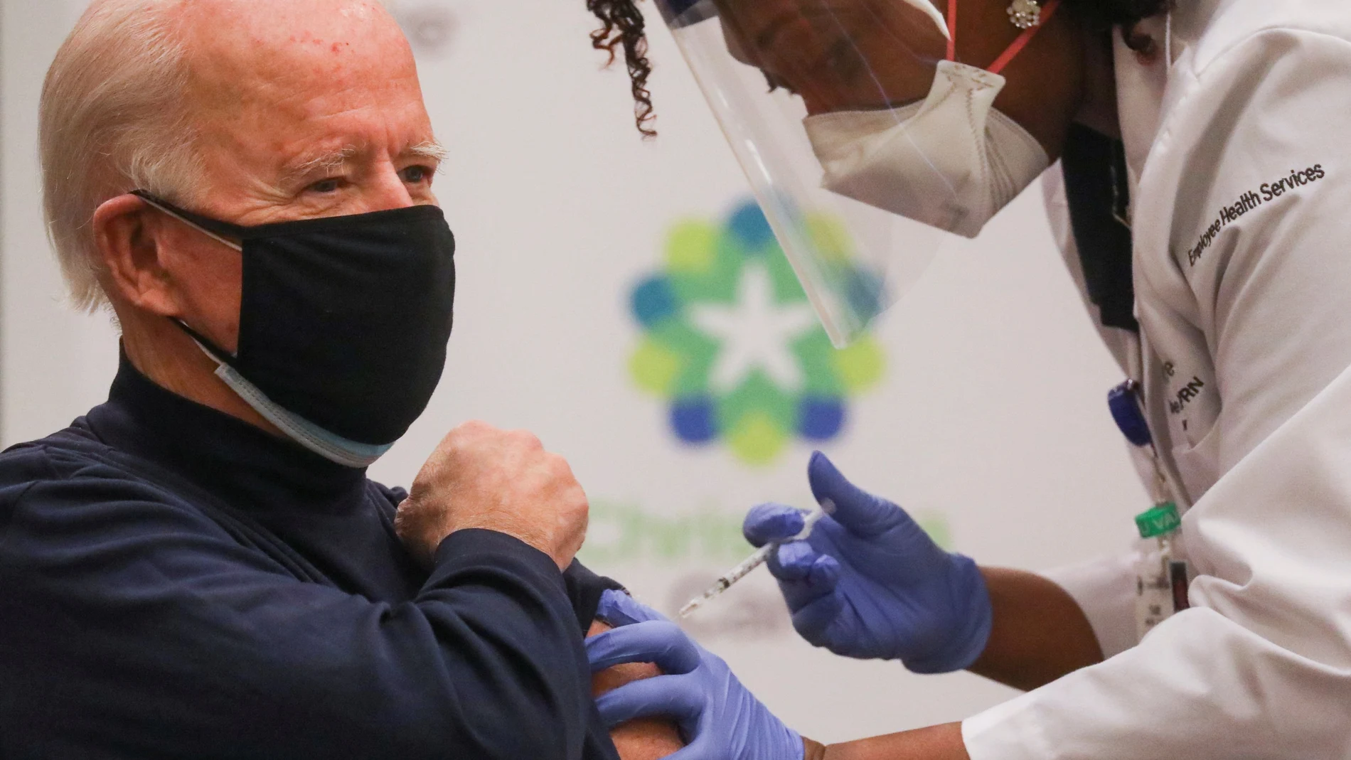 Una enfermera inyecta al presidente electo, Joe Biden, la vacuna conta la covid-19 en Delaware