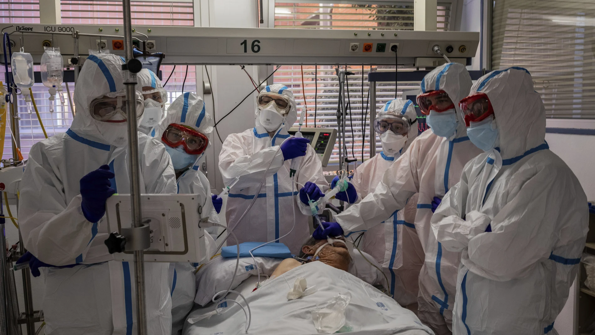 Un paciente de coronavirus, tratado en el Hospital Severo Ochoa (Madrid)