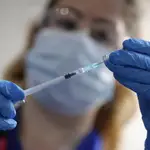 Una enfermera prepara una dosis de la vacuna de Pfizer en un hospital de Londres